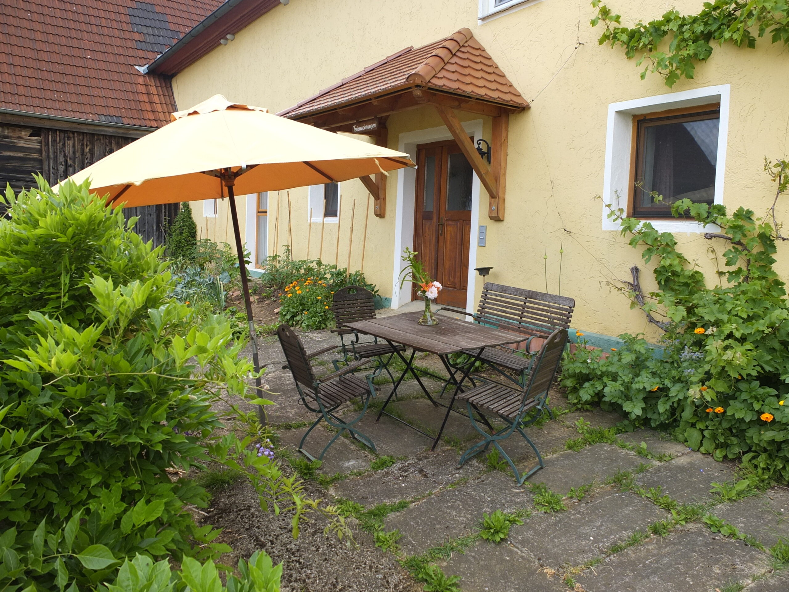 Gartenbank vor den Ferienwohnungen